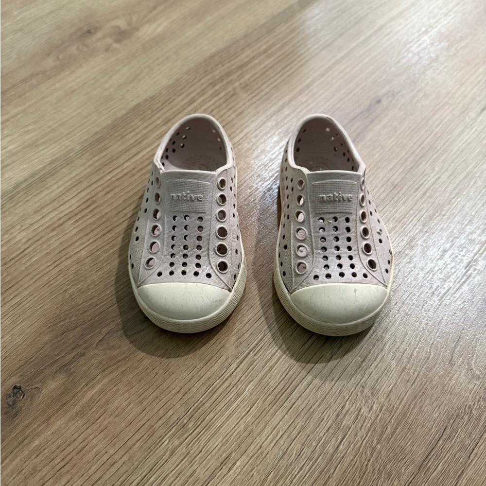Native Kids Water Shoes in Light Pink and Cream